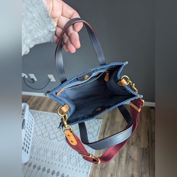 Coach mini denim field tote CA580 Signature denim and refined calf leather. - Picture 11 of 11